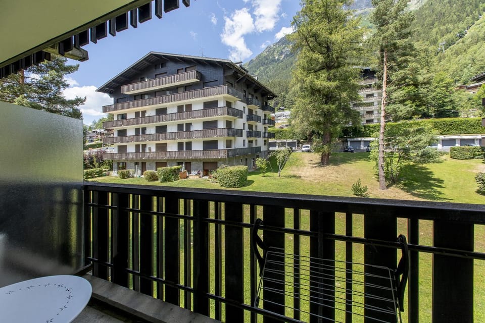 Property building, Spring, Natural landscape, Garden, Garden view, Mountain view
