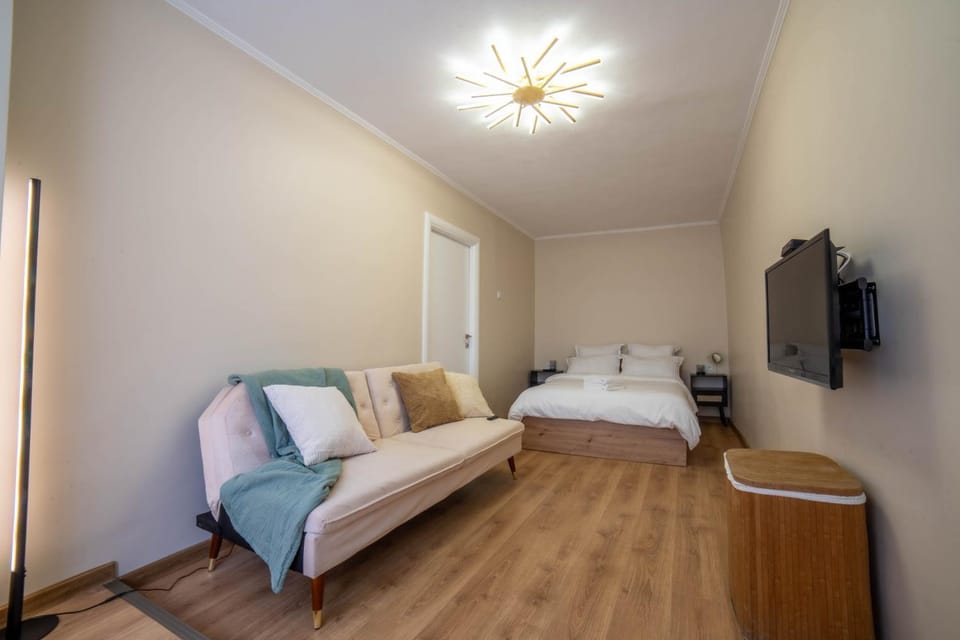 Bed, TV and multimedia, Photo of the whole room, Seating area, Bedroom