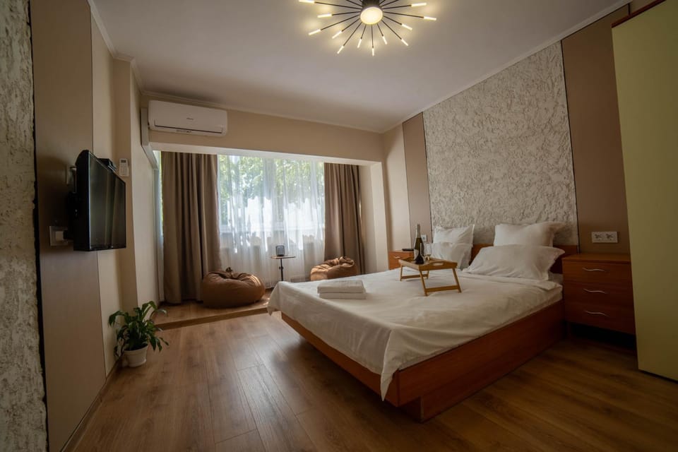 Bed, TV and multimedia, Photo of the whole room, Bedroom