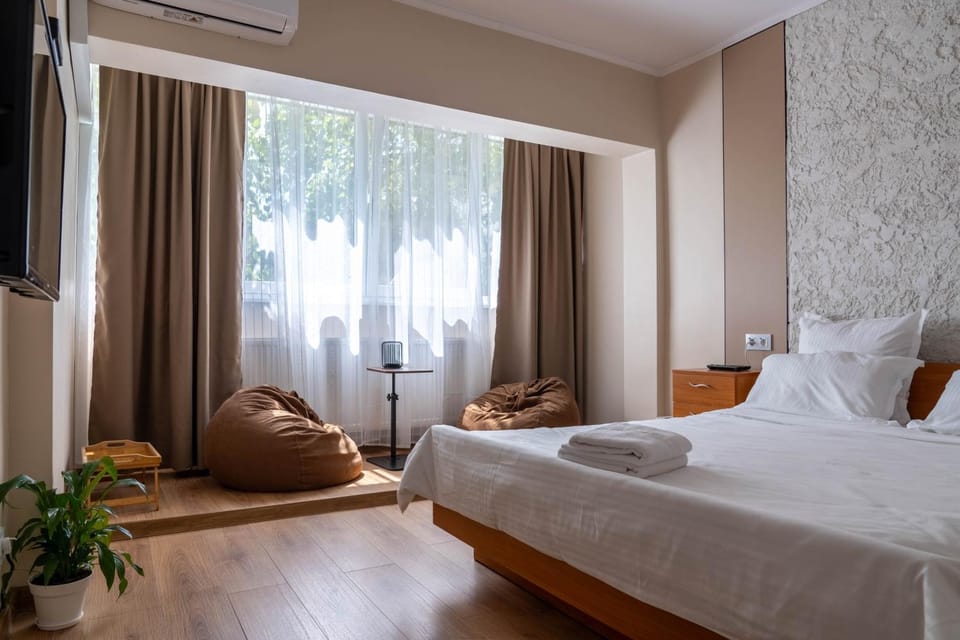 Bed, Photo of the whole room, Bedroom, towels