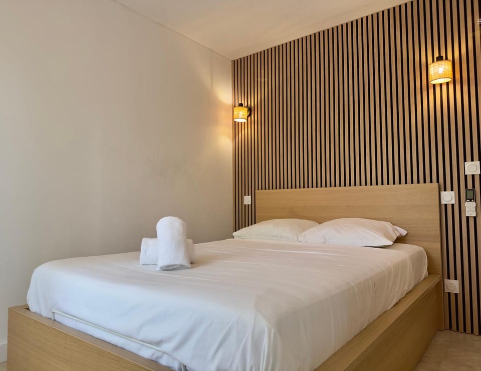 Bed, Photo of the whole room, Bedroom, towels