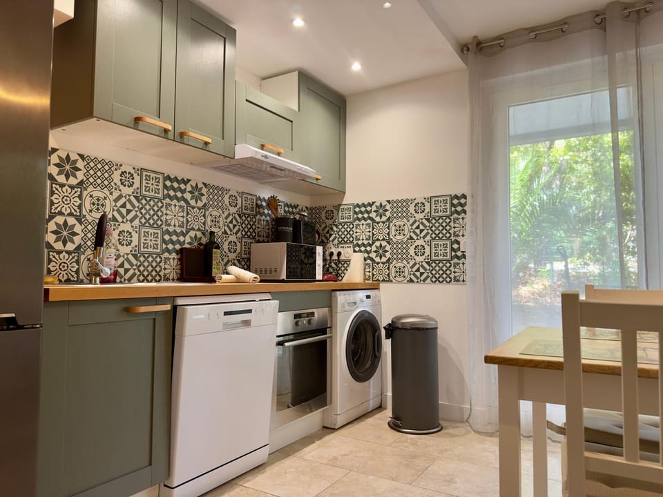 Coffee/tea facilities, Kitchen or kitchenette, Dining area, dishwasher, oven, stove, toaster, washing machine