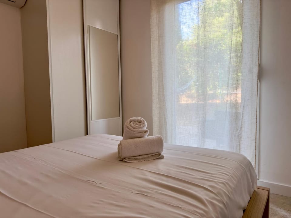 Bed, Bedroom, towels, air conditioner