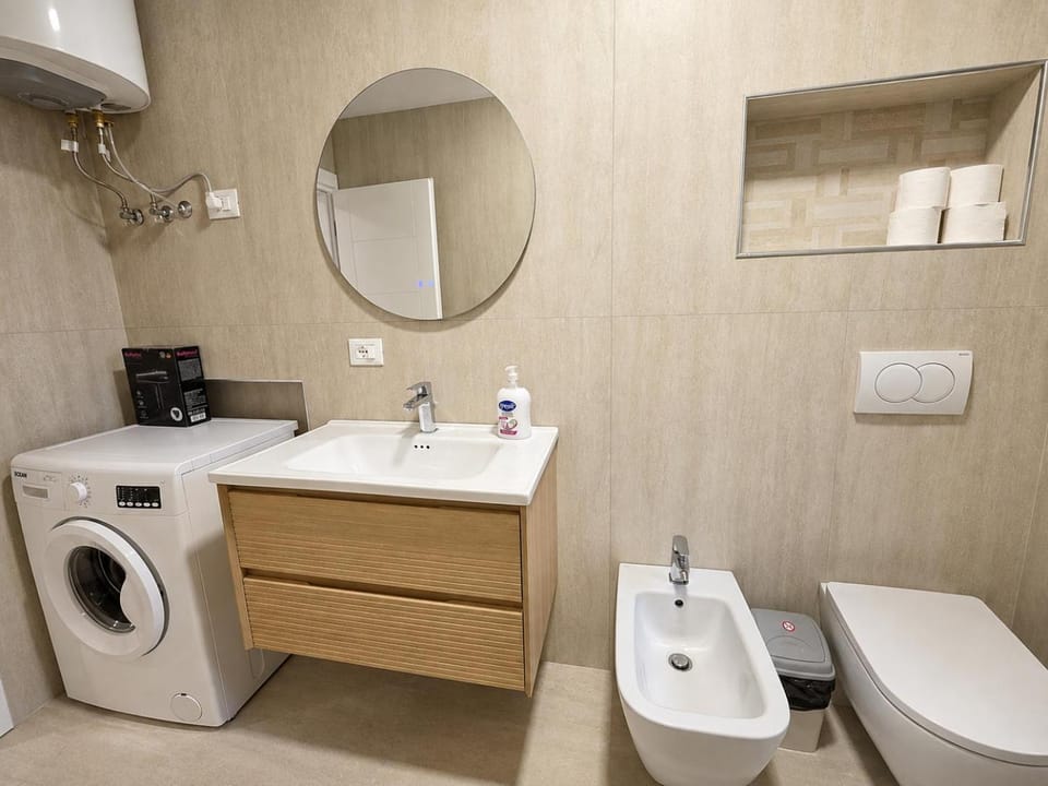 Toilet, Bathroom, bidet, towels, washing machine