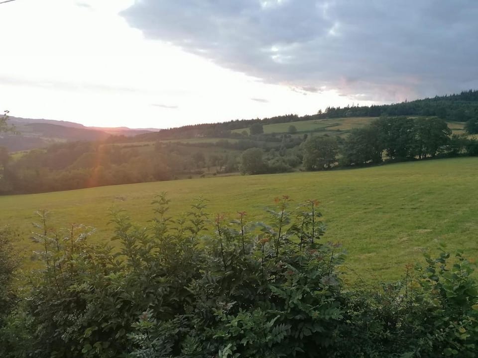 Gîte des crêtes en pleine nature Animaux et vue Apartment in Auvergne-Rhône-Alpes