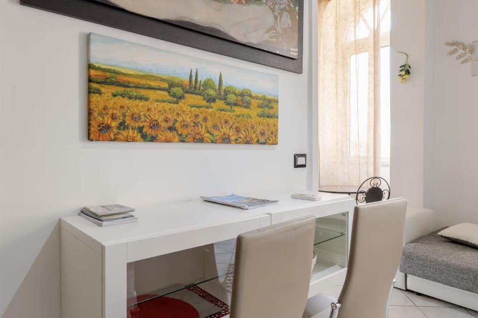 Living room, Seating area, Dining area, hair dresser