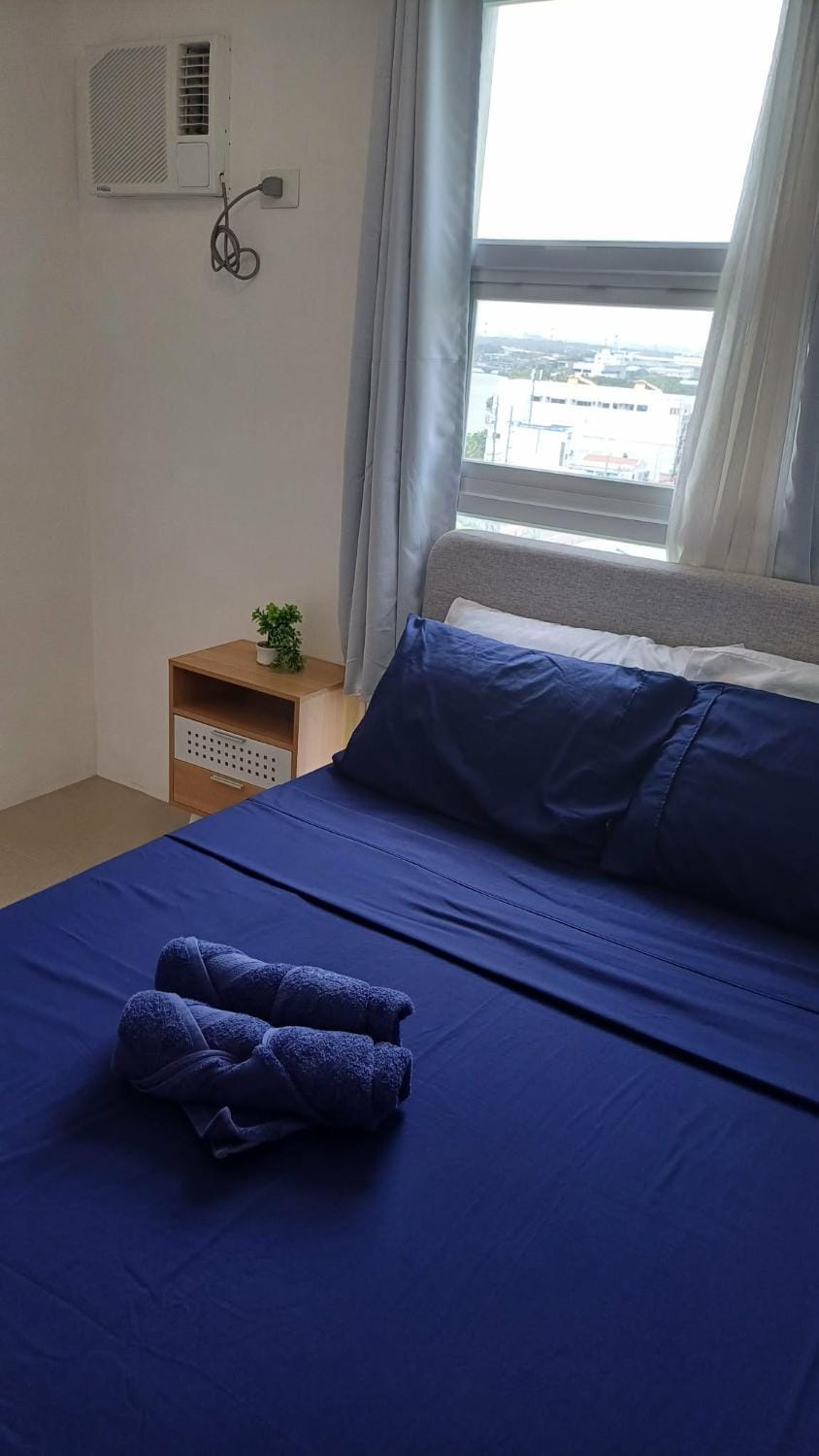 Bed, Bedroom, towels