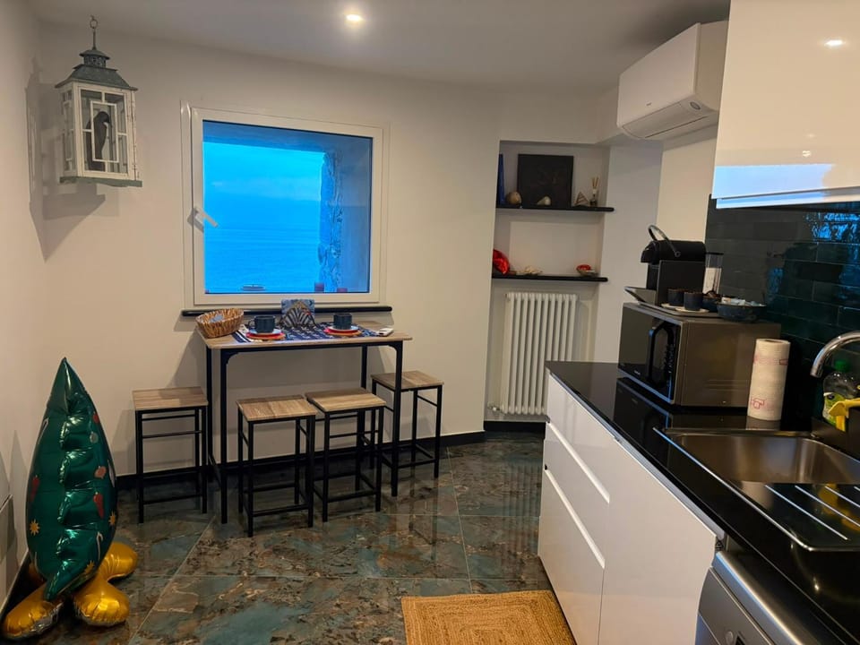 Kitchen or kitchenette, Dining area, stove