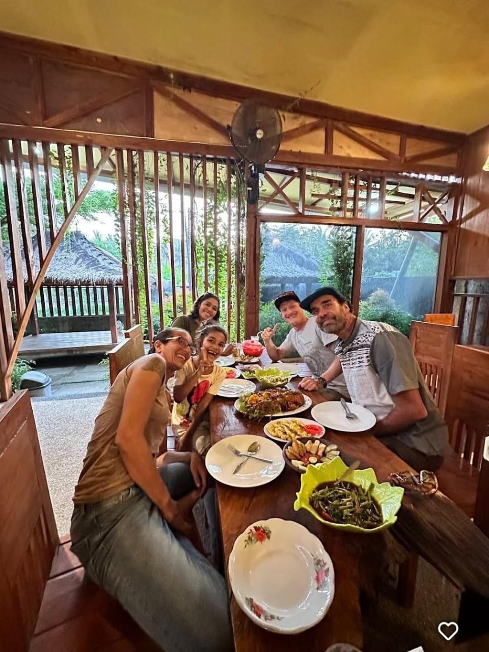 Restaurant/places to eat, People, Food and drinks, Food, Lunch, Dinner, Drinks, group of guests