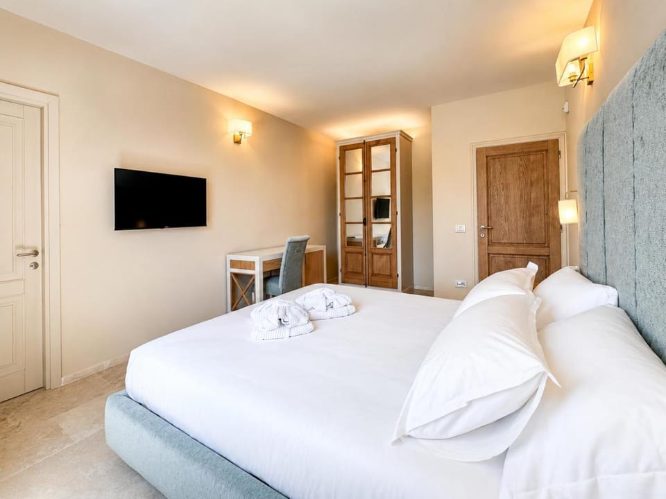 Bed, TV and multimedia, Photo of the whole room, Bedroom