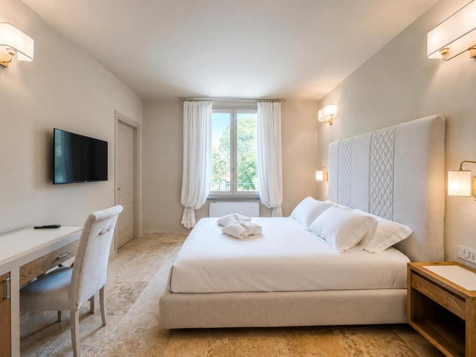 Bed, TV and multimedia, Photo of the whole room, Bedroom