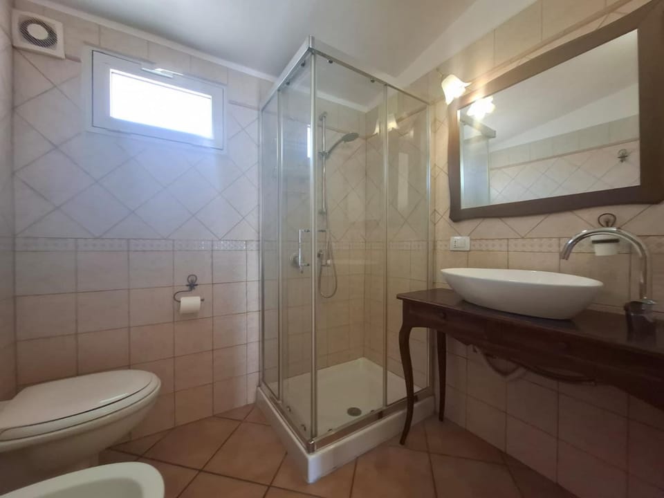 Shower, Toilet, Bathroom, bidet, towels