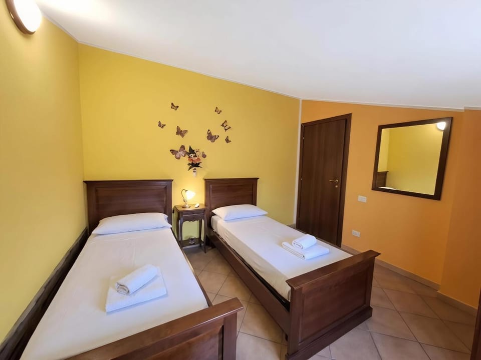 Bed, Photo of the whole room, Bedroom, internet, air conditioner