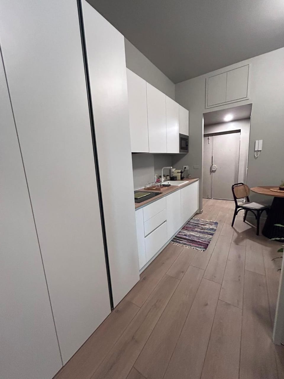Kitchen or kitchenette, Dining area, minibar, oven, stove, wardrobe