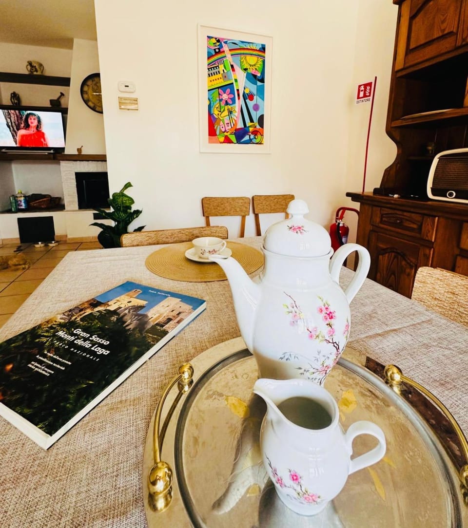 TV and multimedia, Coffee/tea facilities, Living room, Seating area, Dining area