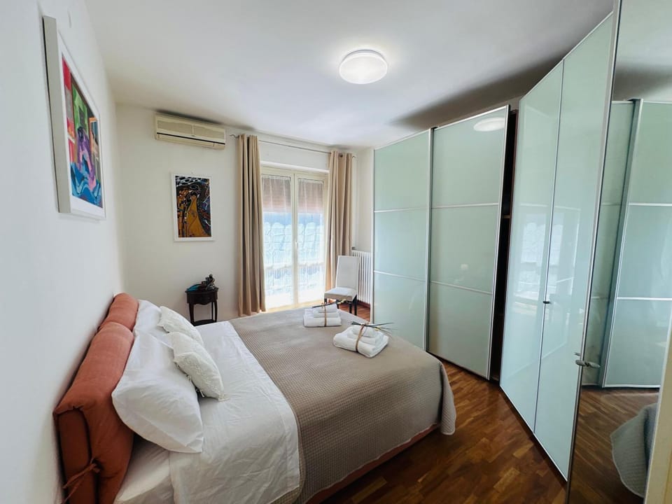 Bed, Photo of the whole room, Bedroom, wardrobe, air conditioner