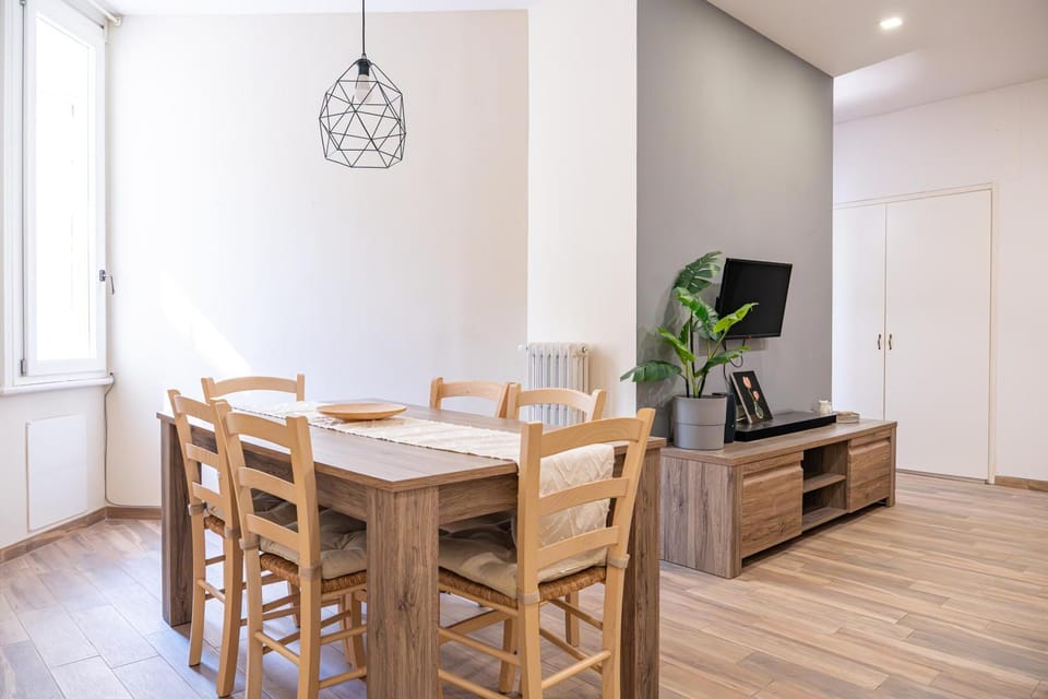 TV and multimedia, Living room, Seating area, Dining area, Evening entertainment