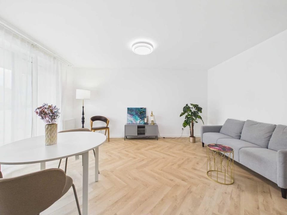 Communal lounge/ TV room, TV and multimedia, Living room, Seating area, Dining area