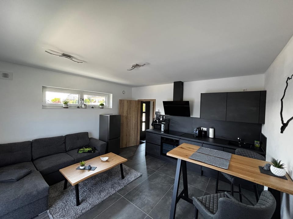 Communal lounge/ TV room, TV and multimedia, Kitchen or kitchenette, Living room, Seating area, Dining area, Evening entertainment