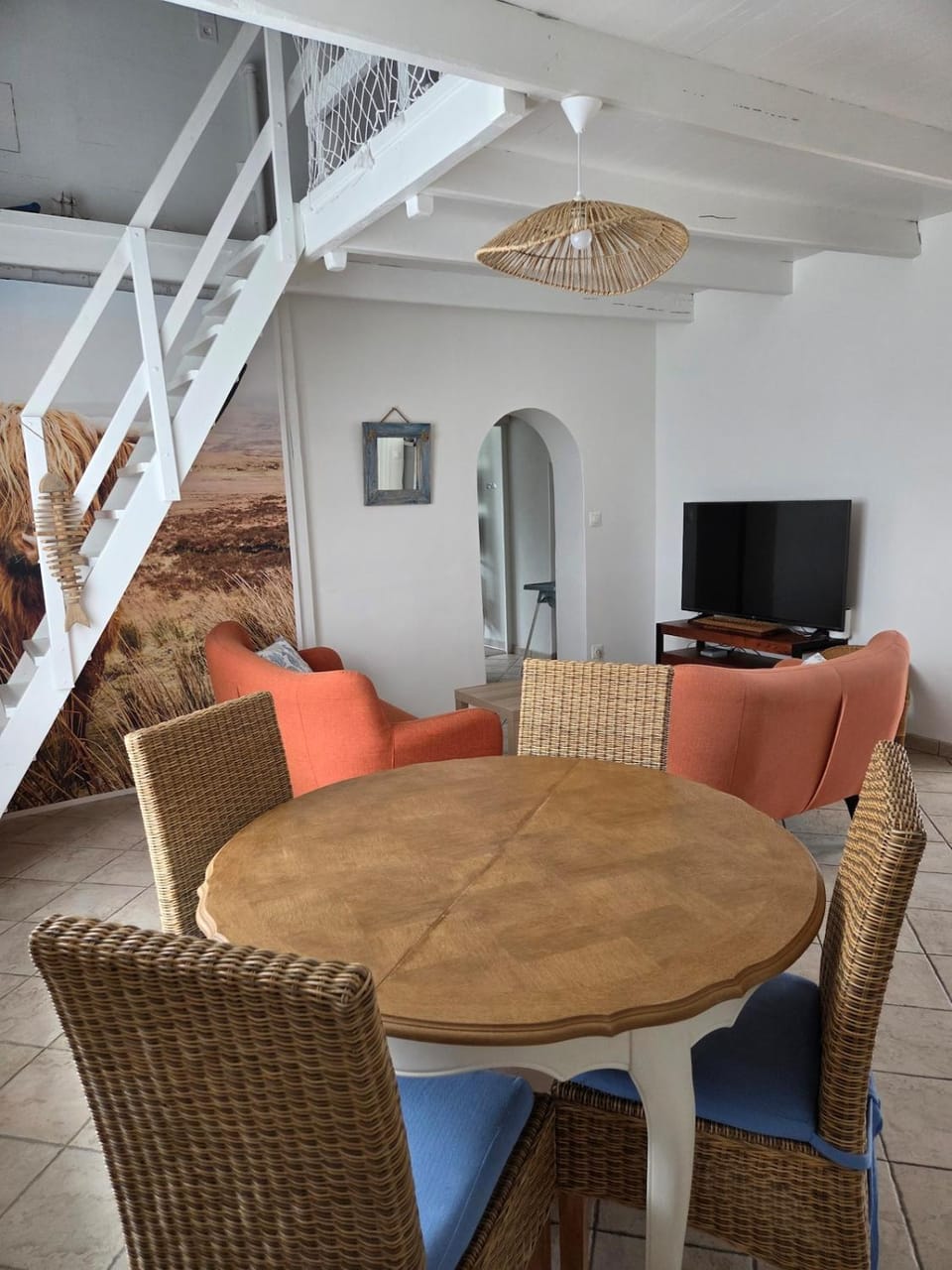 TV and multimedia, Living room, Seating area, Dining area