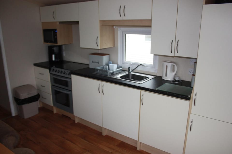 Coffee/tea facilities, Kitchen or kitchenette, dishwasher, oven