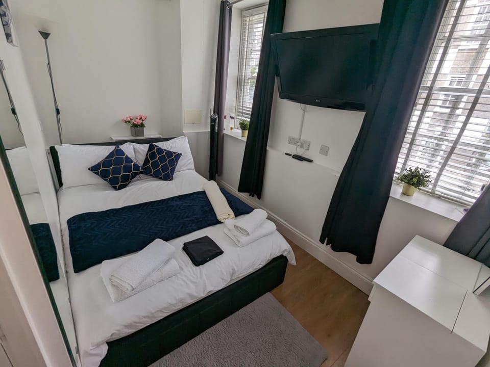 Bed, Bedroom, towels