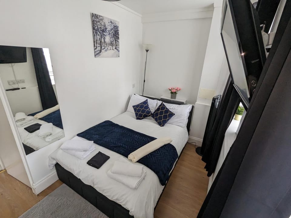 Bed, Bedroom, towels