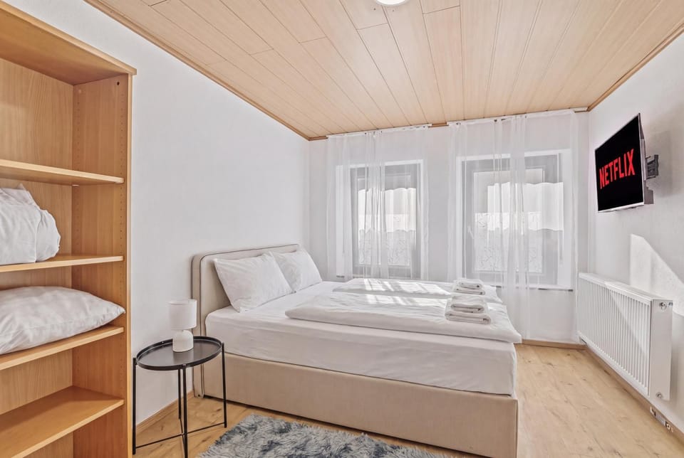 Bed, TV and multimedia, Photo of the whole room, Bedroom, towels