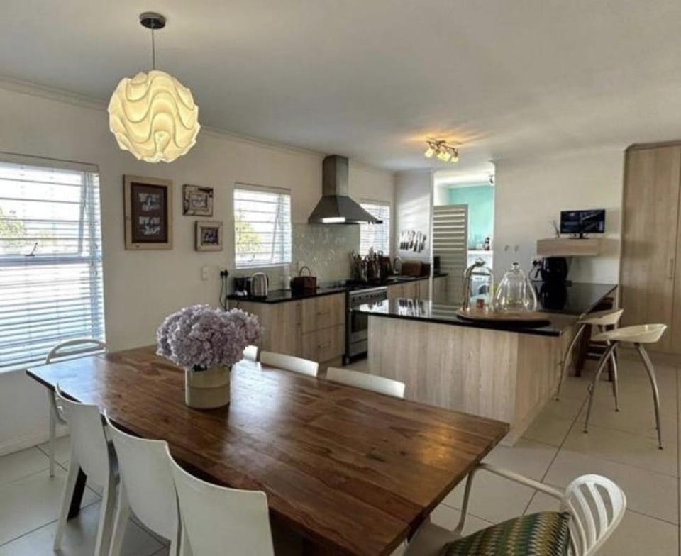 A superbly located getaway home for up to 8 people House in Cape Town