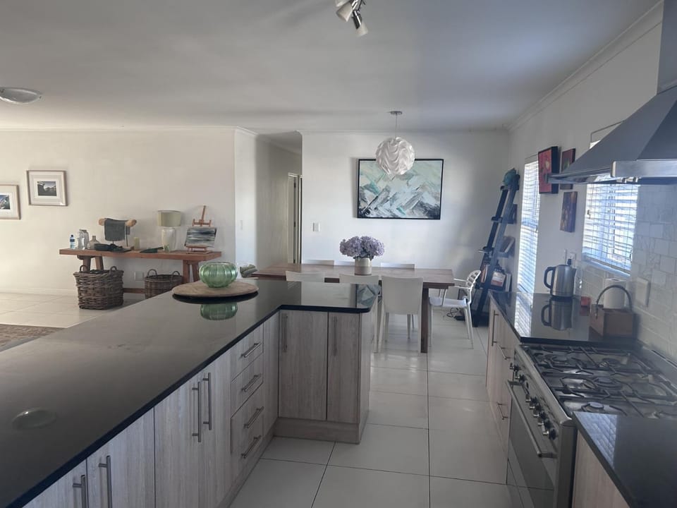 A superbly located getaway home for up to 8 people House in Cape Town