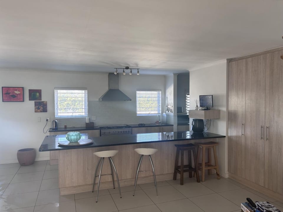 A superbly located getaway home for up to 8 people House in Cape Town