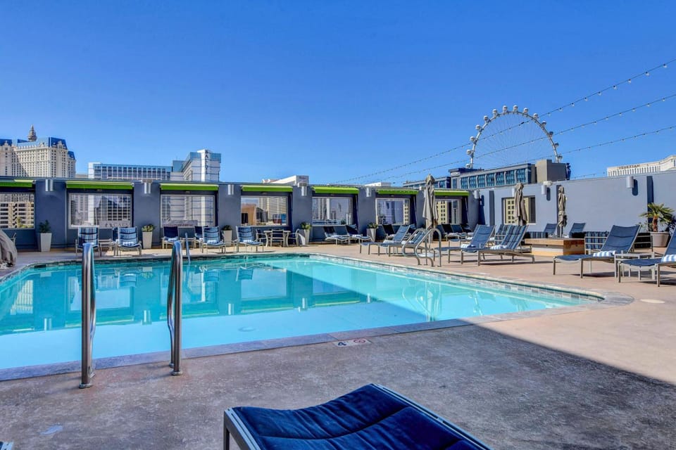 Pool view, Swimming pool, sunbed