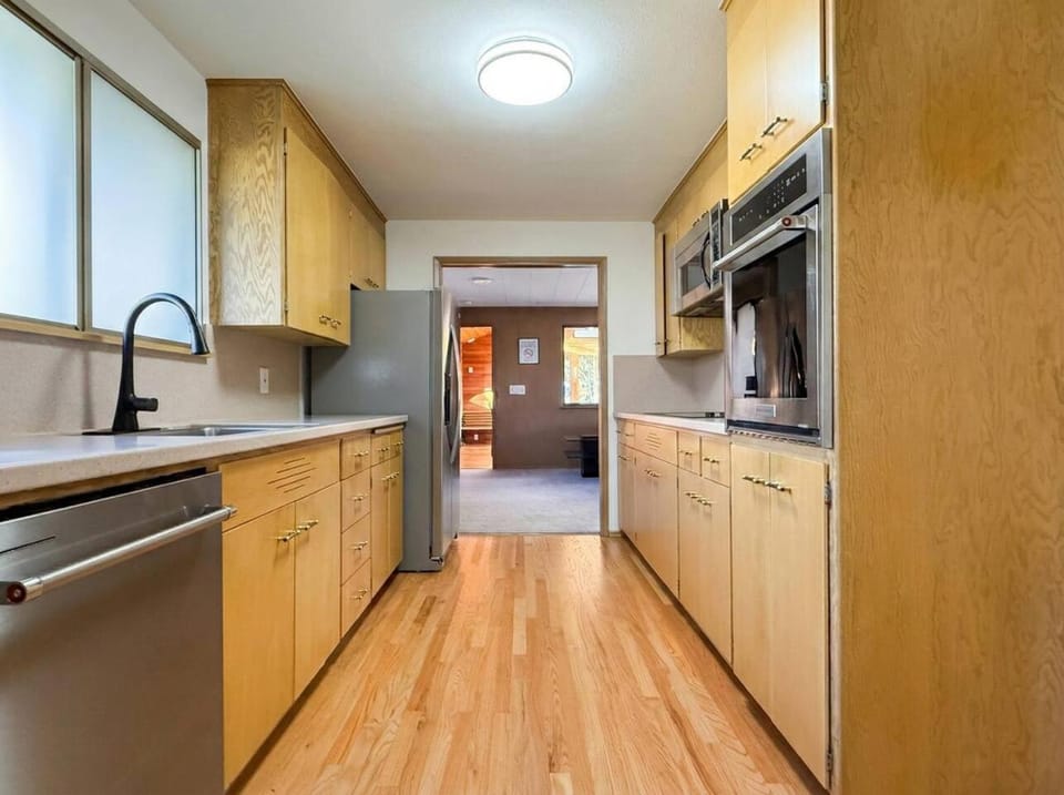 Kitchen or kitchenette, dishwasher, oven, stove