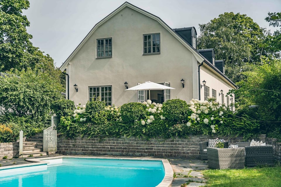 Luxury Villa with pool 10 mins with train to STHLM Apartment in Stockholm
