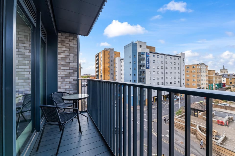 Luxe Central Slough 2BR Apt - Balcony - Sleeps 8 Apartment in Slough