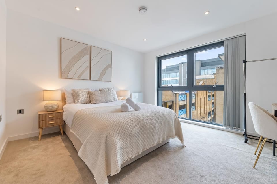 Luxe Central Slough 2BR Apt - Balcony - Sleeps 8 Apartment in Slough