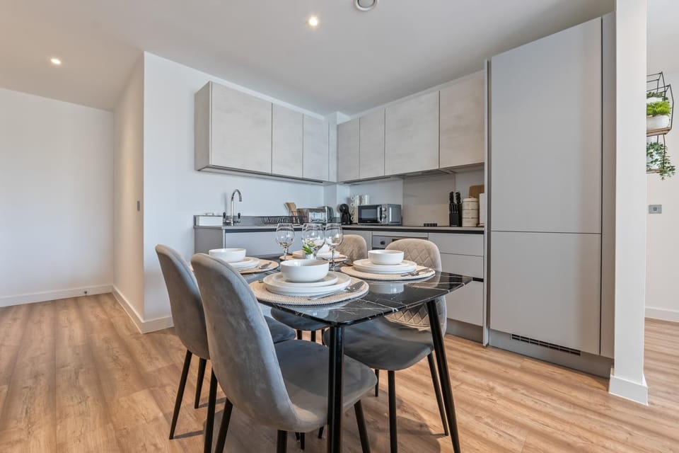 Luxe Central Slough 2BR Apt - Balcony - Sleeps 8 Apartment in Slough