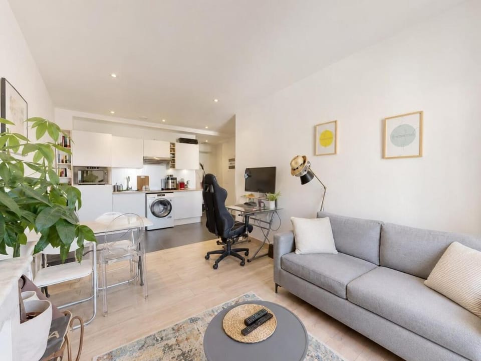 TV and multimedia, Kitchen or kitchenette, Living room, Seating area