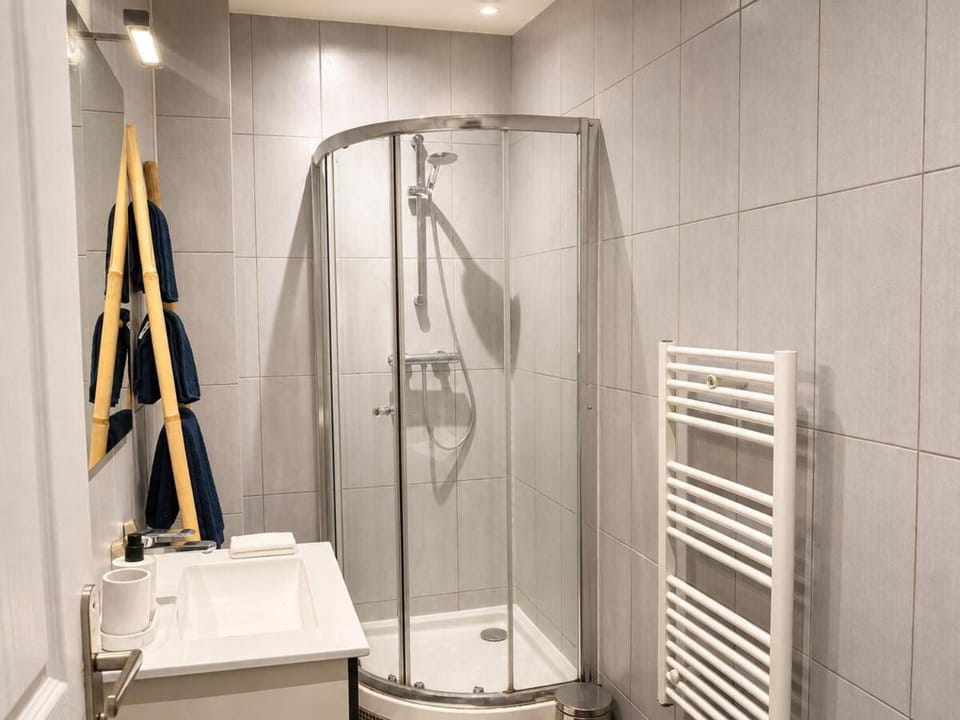 Shower, Bathroom, towels