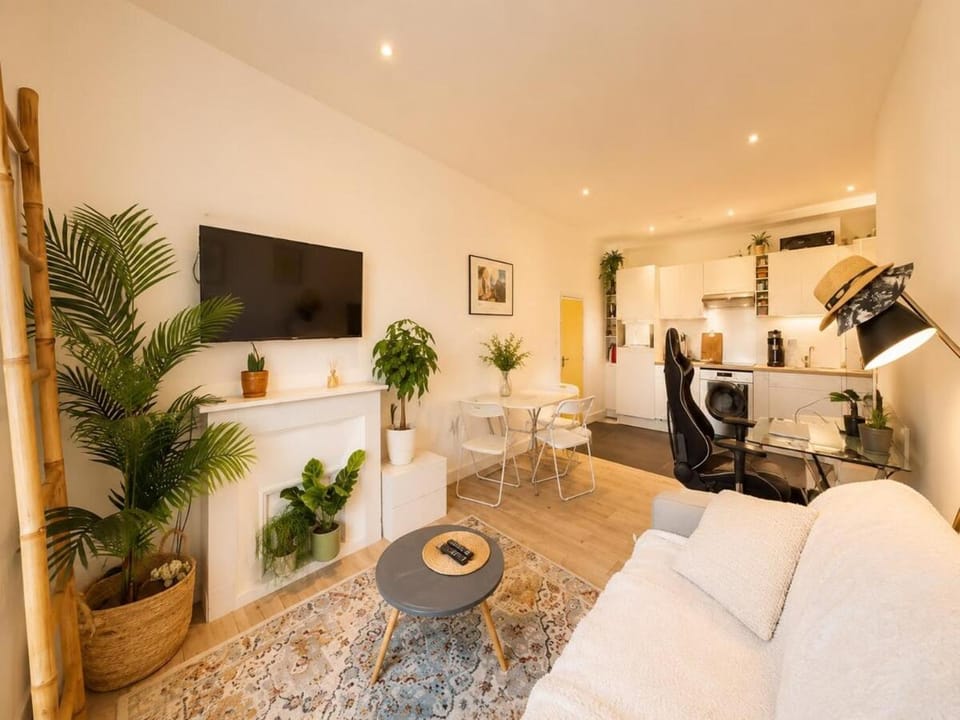 TV and multimedia, Coffee/tea facilities, Kitchen or kitchenette, Living room, Seating area
