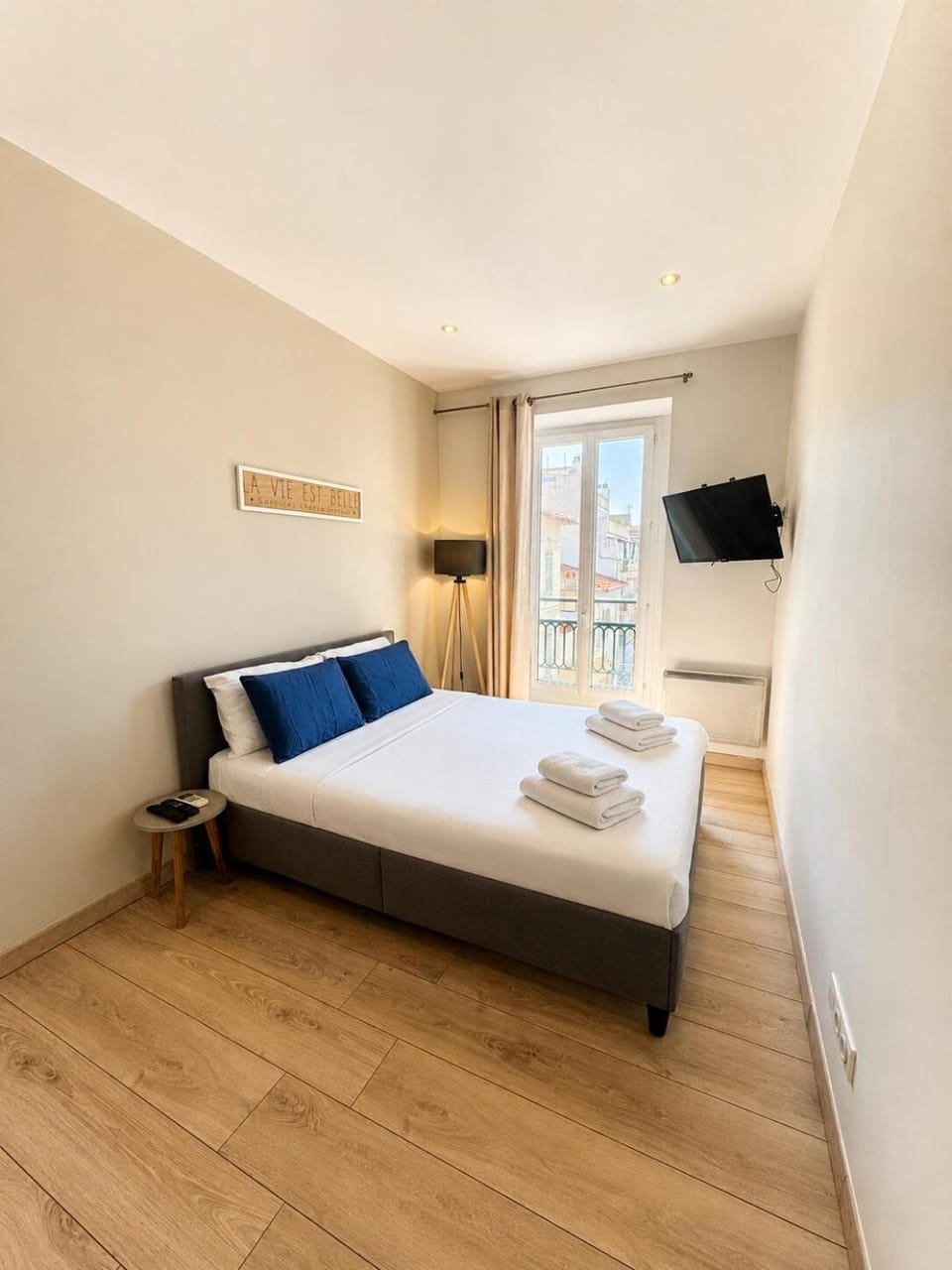Bed, TV and multimedia, Photo of the whole room, Bedroom, towels, air conditioner