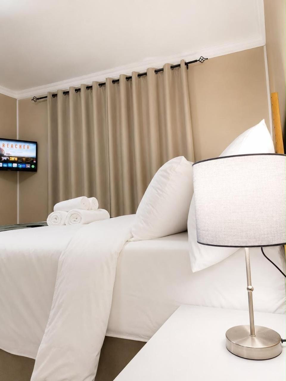 Bed, TV and multimedia, Bedroom