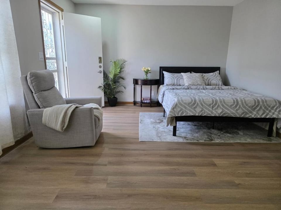 Private Room & Bath in Bronx Home Bed and Breakfast in Clason Point