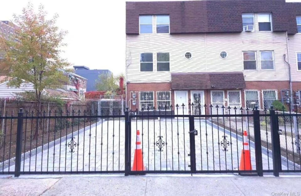 Private Room & Bath in Bronx Home Bed and Breakfast in Clason Point
