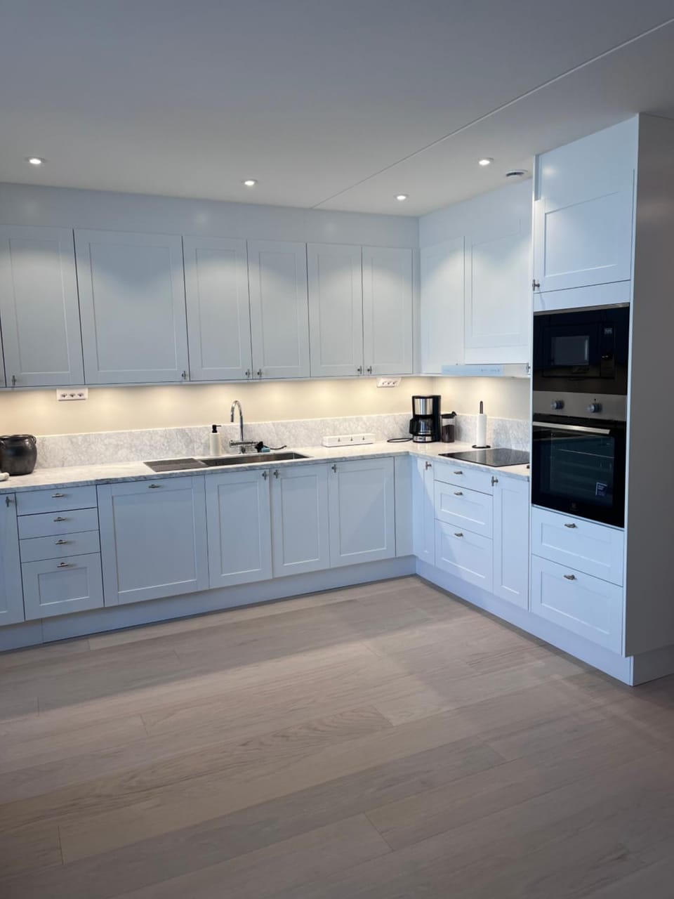 Kitchen or kitchenette, dishwasher, stove