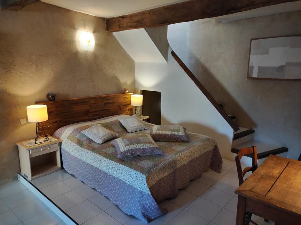 L'atelier du peintre 830m d'altitude village provençal Lubéron Vacation rental in Provence-Alpes-Côte d'Azur
