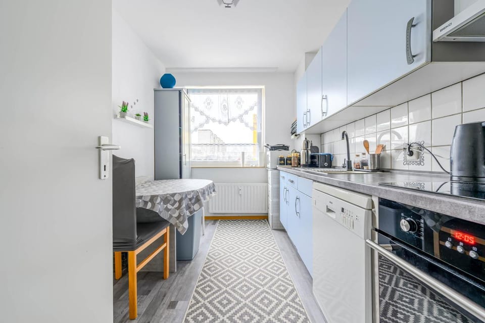 Coffee/tea facilities, Kitchen or kitchenette, dishwasher, oven, stove, toaster