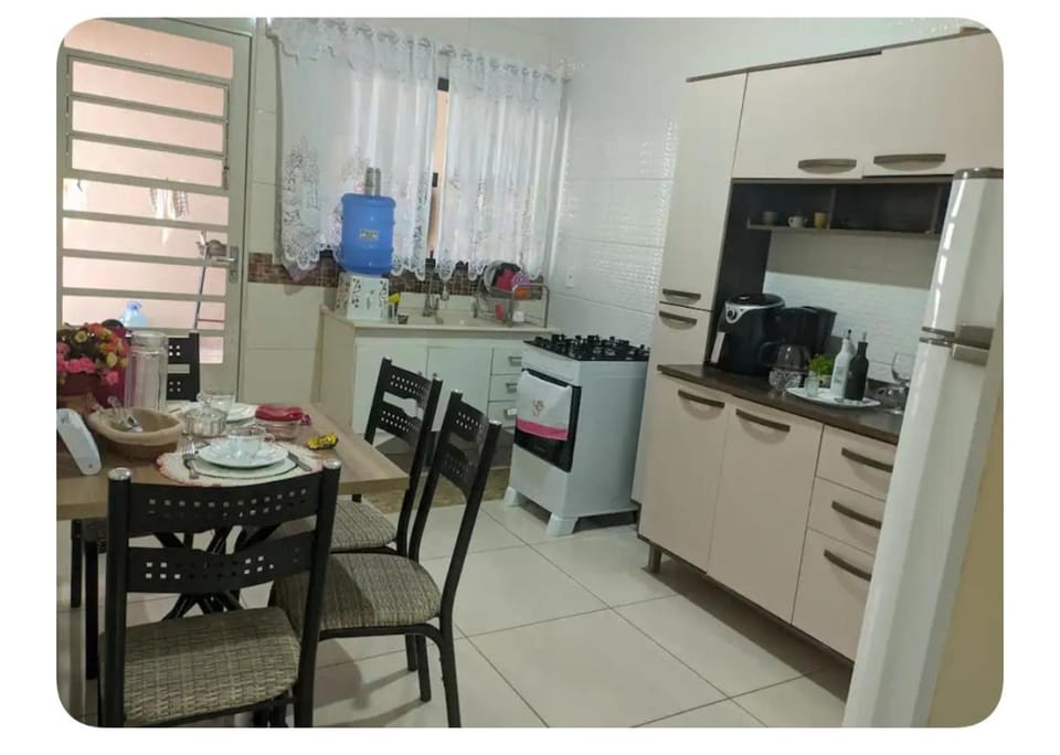 Coffee/tea facilities, Kitchen or kitchenette, Dining area, oven, stove
