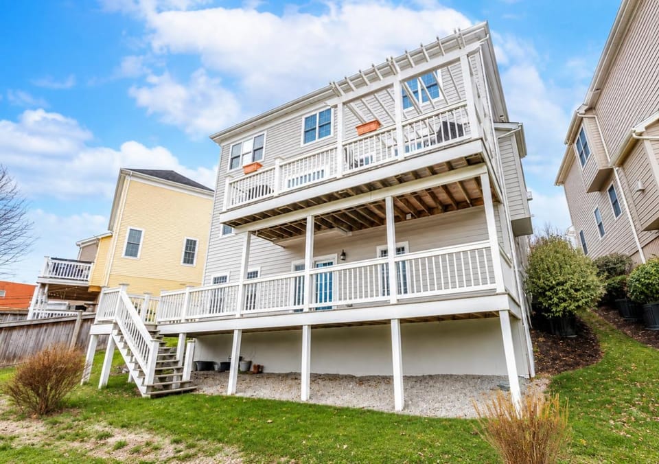 Walk to WVU Campus, Stadium & Hospital, 4BR House in Morgantown