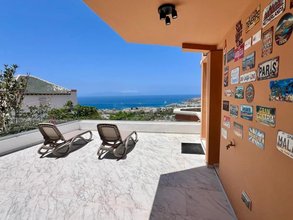 Property building, Off site, Summer, Balcony/Terrace, Balcony/Terrace, Sea view, Sea view, sunbed, sunbed